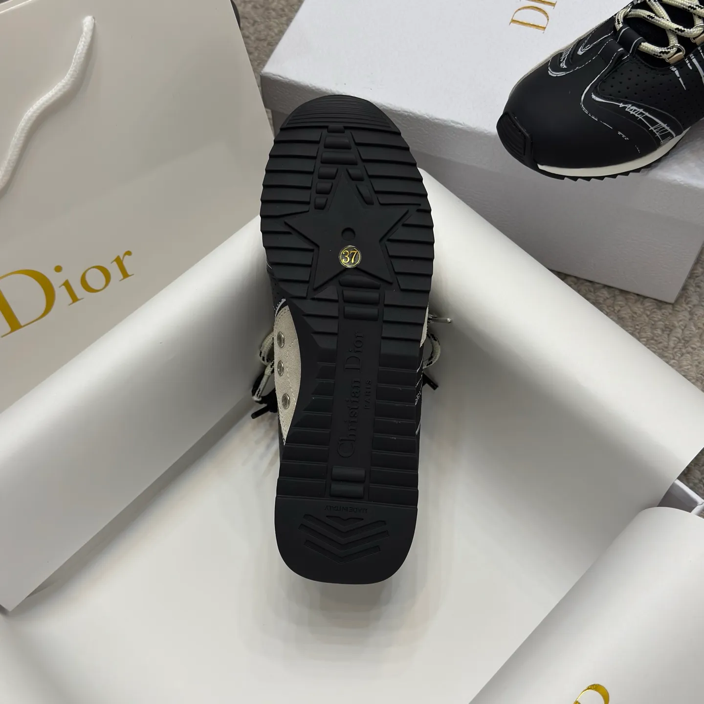 👟👟Ex-factory price 580👟👟 Original purchase and development 𝐂h𝐑𝐈𝐒𝐓𝐈𝐀𝐍 𝐃𝐈or This Dior Vibe Dior sneaker incorporates Dior's haute couture spirit and reinterprets the classic running shoes, moral training shoes. Forrest Gump shoes. Matched with Oblique Printed 3D printing technology reproduces the original fabric to create a contrasting modern style. The details are displayed with a 3D effect, and the iconic details of the logo decoration on the side and back are further embellished. It complements various casual or elegant items to create a modern look.  ✅The tongue is decorated with the Christian Dior PARIS Logo in 3 different colors and overlapping fabric lines. It is consistent with the original version. It is full of details. Welcome to compare and compare with the ordinary version on the market. ✅The original rubber TPU sole is decorated with the DIOR logo. The convex and concave rubber sole is decorated with the Christian Dior lucky star symbol. ✅Size: 35-40 (41 can be customized)